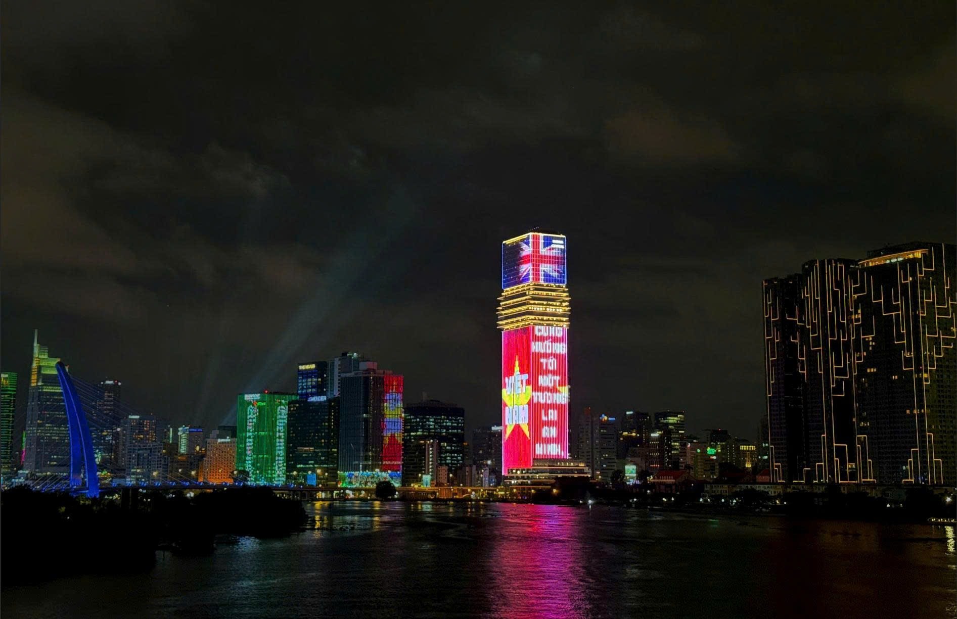 Chiếu sáng nghệ thuật chào mừng thiết lập Đối tác Chiến lược Toàn diện Việt Nam - Vương quốc Anh