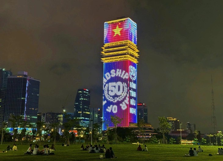 Chiếu sáng nghệ thuật chào mừng thiết lập Đối tác Chiến lược Toàn diện Việt Nam - Vương quốc Anh