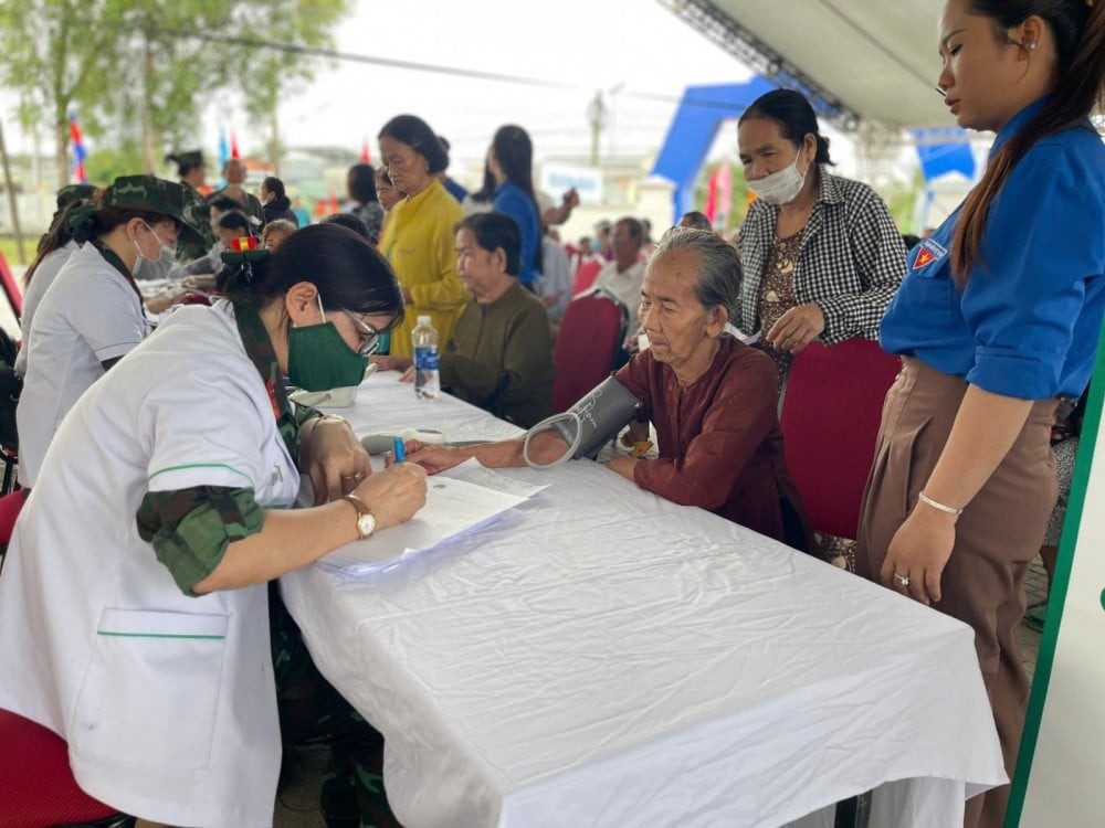 Y, bác sĩ khám bệnh, tư vấn sức khỏe và cấp thuốc cho người dân xã Long Thuận Y, bác sĩ khám bệnh, tư vấn sức khỏe và cấp thuốc cho người dân xã Long Thuận