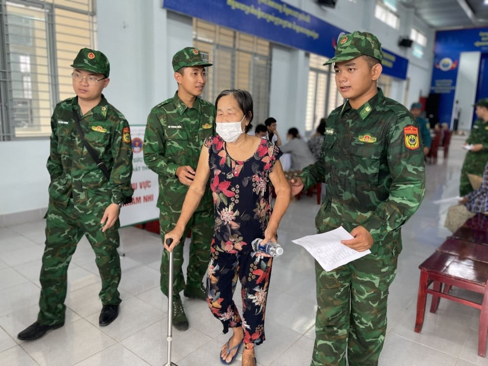 Các chiến sĩ hỗ trợ người dân đến khám bệnh Các chiến sĩ hỗ trợ người dân đến khám bệnh