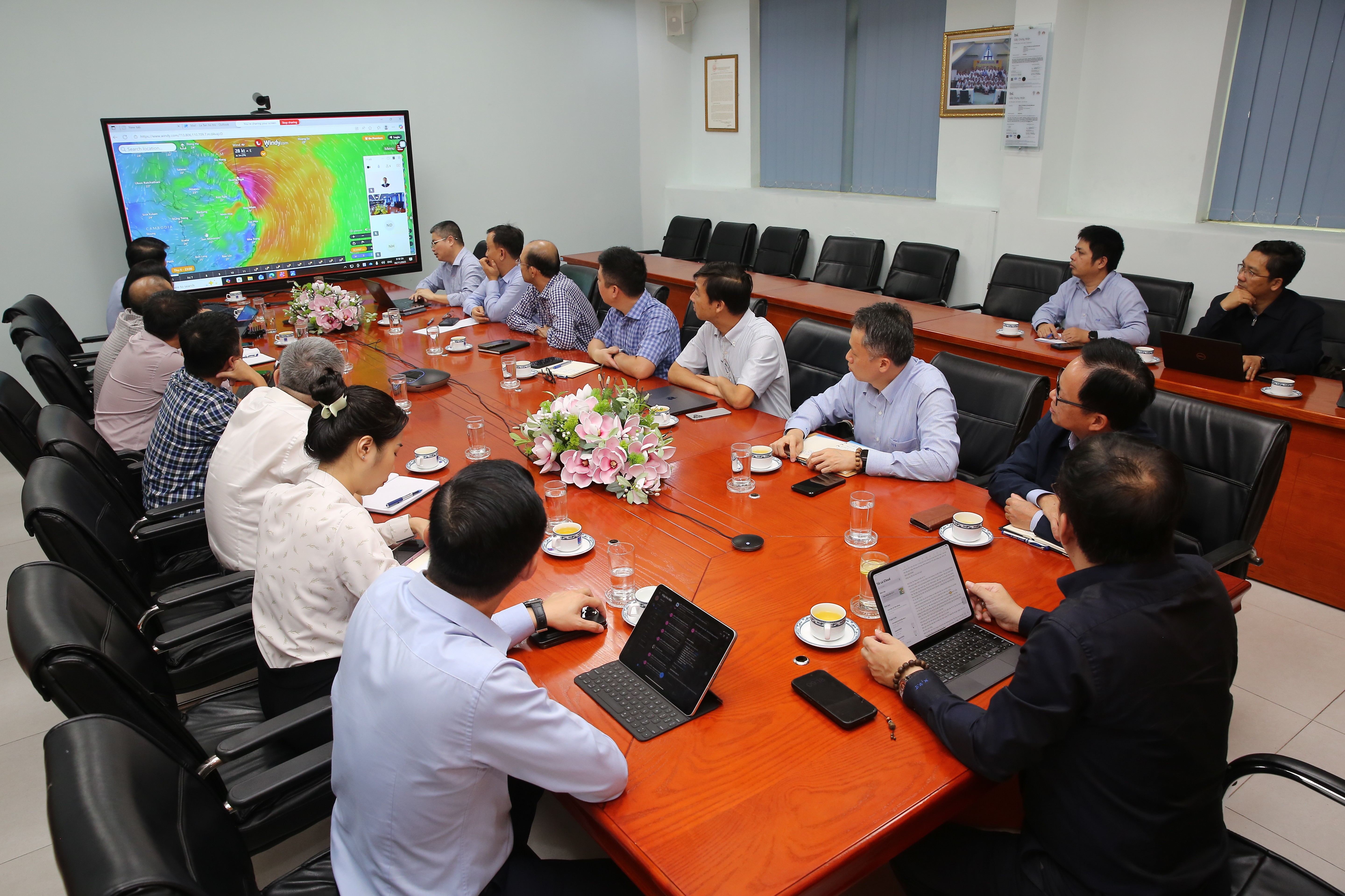 Tổng Giám đốc BSR Nguyễn Việt Thắng họp khẩn với ban lãnh đạo Công ty và các ban chuyên môn về phương án phòng chống bão số 13 Tổng Giám đốc BSR Nguyễn Việt Thắng họp khẩn với ban lãnh đạo Công ty và các ban chuyên môn về phương án phòng chống bão số 13