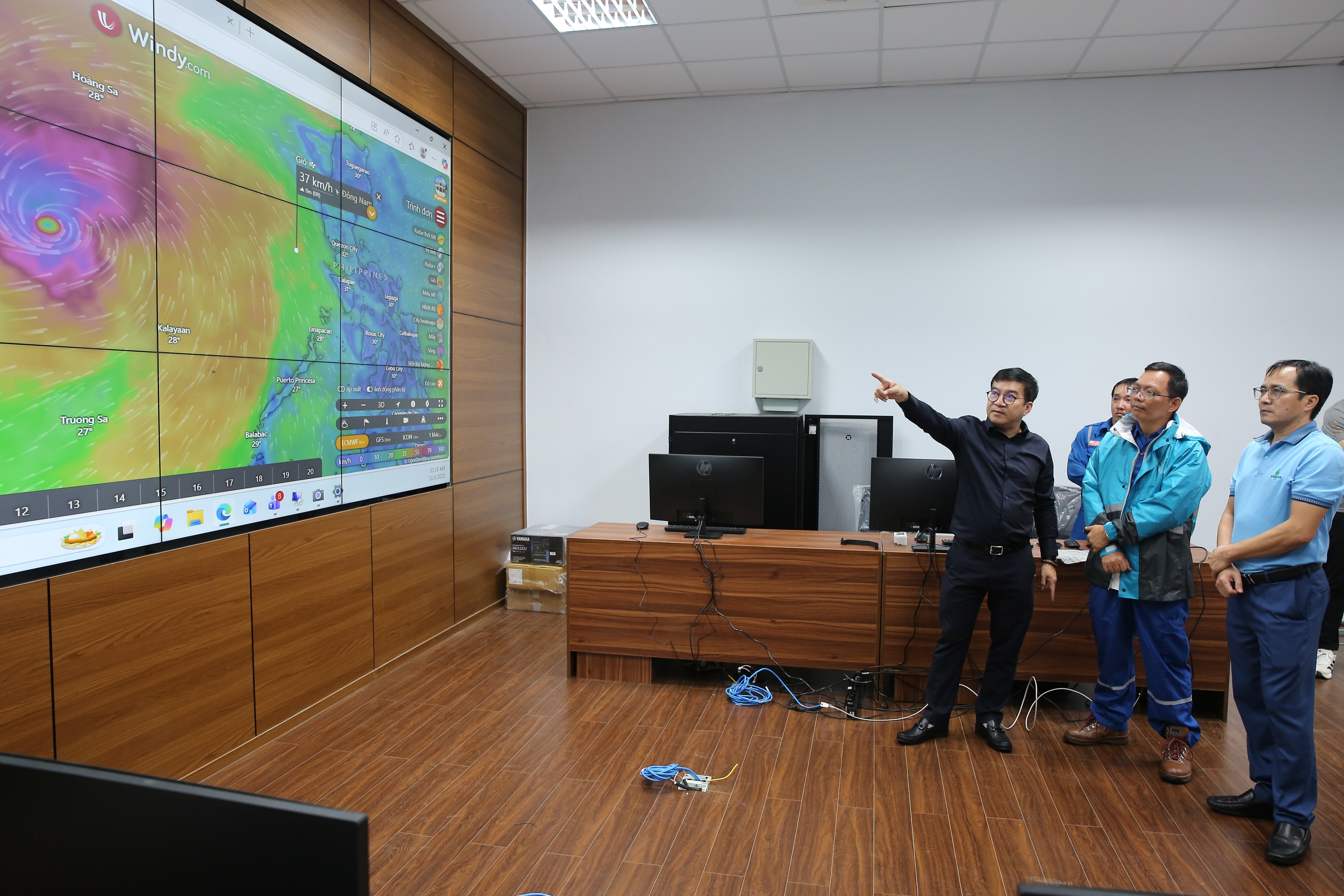 Tổng Giám đốc BSR Nguyễn Việt Thắng thị sát Trung tâm Giám sát An ninh An toàn Nhà máy - nơi có hệ thống máy móc hiện đại, trực quan theo dõi bão số 13 Tổng Giám đốc BSR Nguyễn Việt Thắng thị sát Trung tâm Giám sát An ninh An toàn Nhà máy - nơi có hệ thống máy móc hiện đại, trực quan theo dõi bão số 13