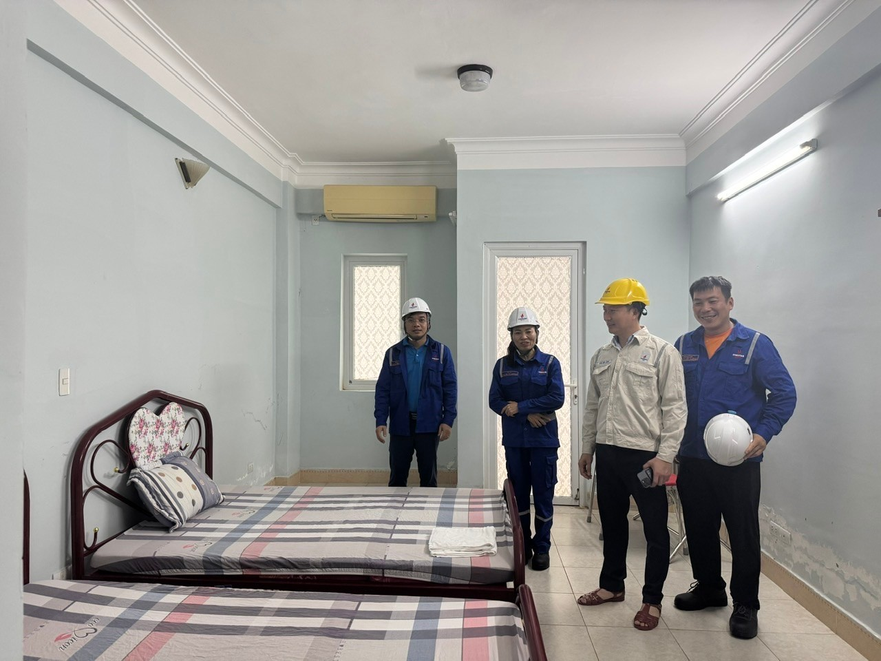 Phó Tổng Giám đốc BSR Phạm Minh Nghĩa (mũ vàng) kiểm tra các điều kiện hậu cần sẵn sàng cho các lực lượng ở lại tham gia vận hành Nhà máy. Phó Tổng Giám đốc BSR Phạm Minh Nghĩa (mũ vàng) kiểm tra các điều kiện hậu cần sẵn sàng cho các lực lượng ở lại tham gia vận hành Nhà máy.