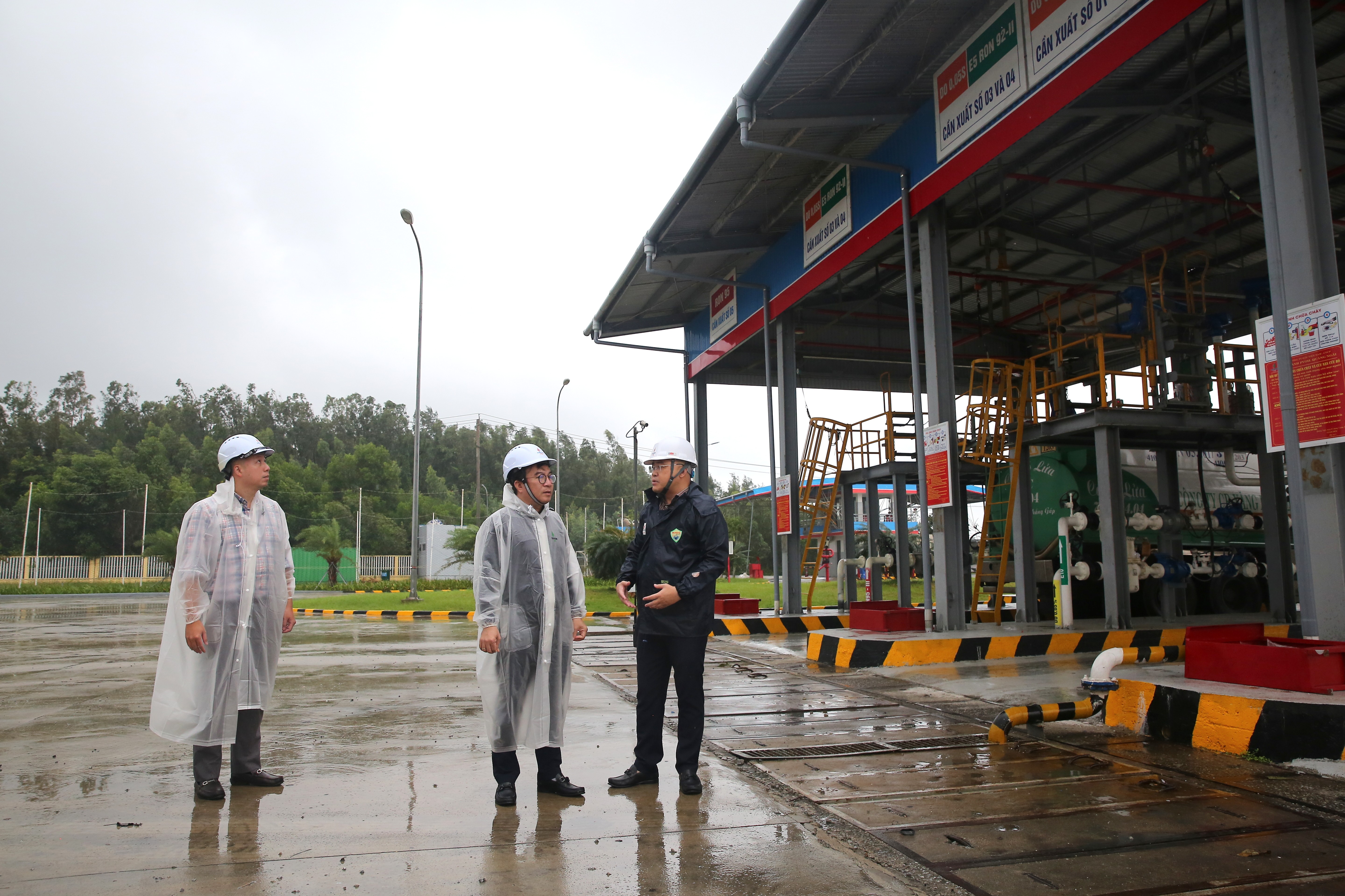 Tổng Giám đốc BSR Nguyễn Việt Thắng kiểm tra các bến xuất hàng bằng đường bộ, đường biển và hệ thống kho của PV Oil Dung Quất, hiện đã tuân thủ lệnh tạm thời dừng xuất hàng tránh bão Tổng Giám đốc BSR Nguyễn Việt Thắng kiểm tra các bến xuất hàng bằng đường bộ, đường biển và hệ thống kho của PV Oil Dung Quất, hiện đã tuân thủ lệnh tạm thời dừng xuất hàng tránh bão
