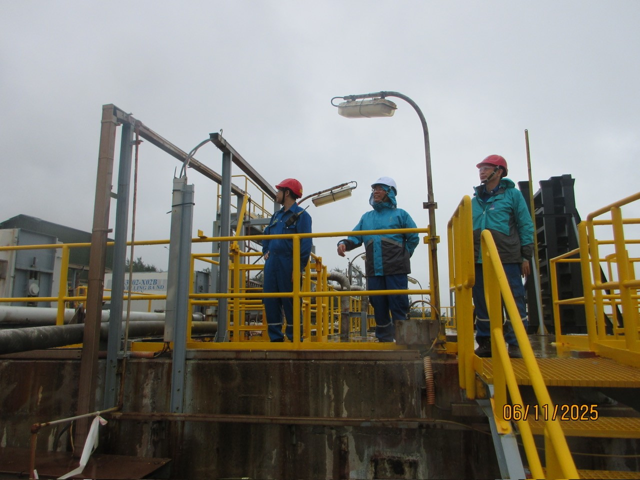 Ban Giám đốc Nhà máy kiểm tra các hạng mục trong NMLD Dung Quất Ban Giám đốc Nhà máy kiểm tra các hạng mục trong NMLD Dung Quất