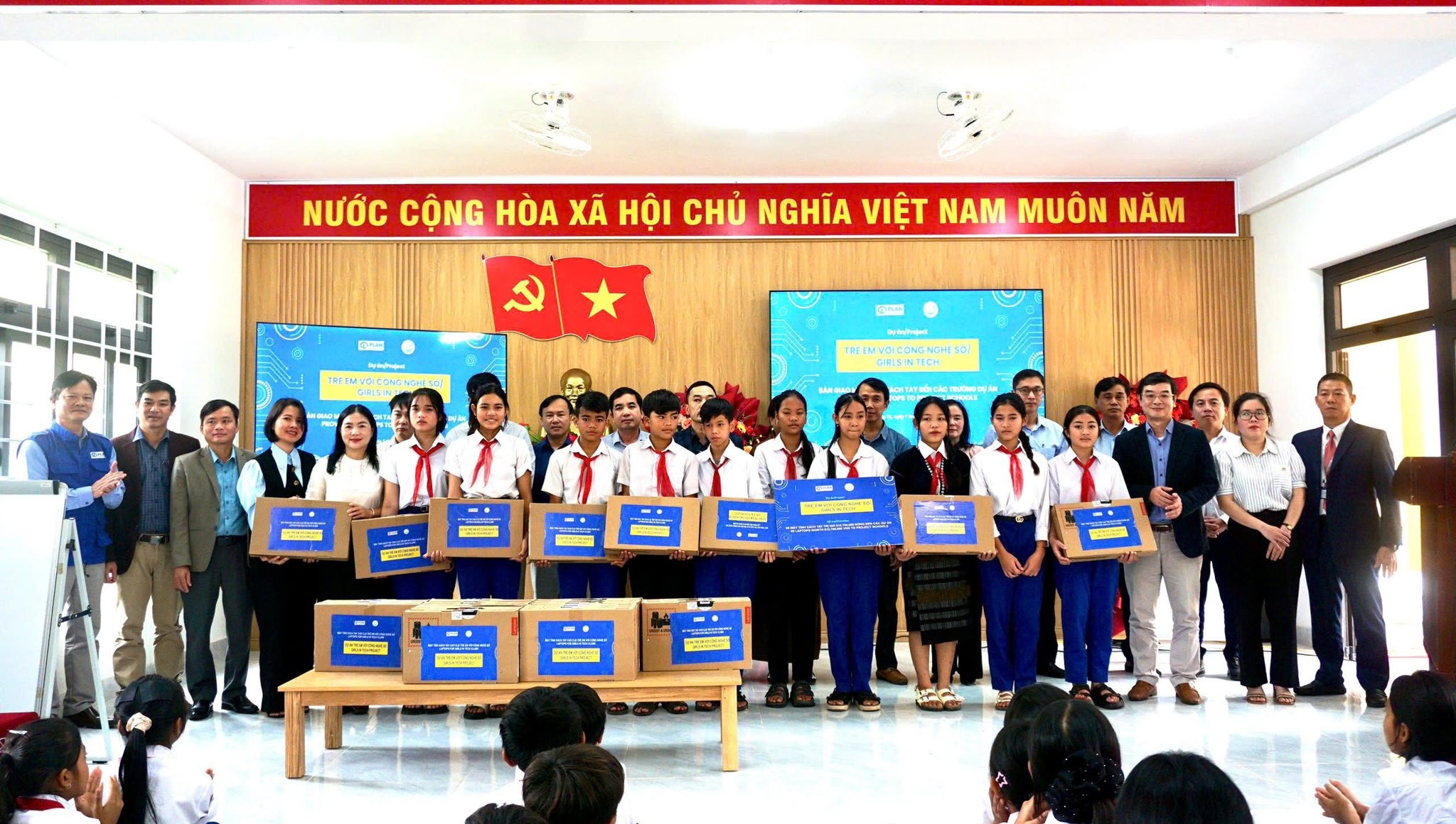 Trao cơ hội để trẻ em bắt đầu hành trình số Trao cơ hội để trẻ em bắt đầu hành trình số