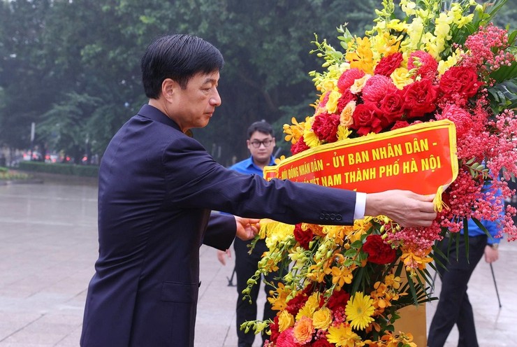 Bí thư Thành ủy Hà Nội Nguyễn Duy Ngọc dâng hoa, tưởng niệm tại Tượng đài Lênin nhân kỷ niệm 108 năm Cách mạng Tháng Mười Nga. (Ảnh: TTXVN) Bí thư Thành ủy Hà Nội Nguyễn Duy Ngọc dâng hoa, tưởng niệm tại Tượng đài Lênin nhân kỷ niệm 108 năm Cách mạng Tháng Mười Nga. (Ảnh: TTXVN)