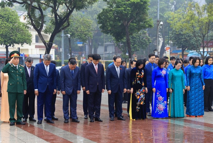 Đoàn đại biểu thành phố Hà Nội dâng hoa kỷ niệm 108 năm Cách mạng Tháng Mười Nga tại Tượng đài Lênin (đường Điện Biên Phủ, phường Ba Đình). (Ảnh: TTXVN) Đoàn đại biểu thành phố Hà Nội dâng hoa kỷ niệm 108 năm Cách mạng Tháng Mười Nga tại Tượng đài Lênin (đường Điện Biên Phủ, phường Ba Đình). (Ảnh: TTXVN)