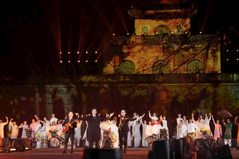 Ca sĩ Trọng Tấn trình diễn tại chương trình. Ca sĩ Trọng Tấn trình diễn tại chương trình.