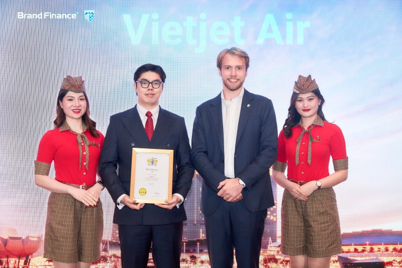 Ông Nguyễn An Phú, Phó Giám đốc Tài chính Vietjet (giữa, bên trái) đại diện hãng nhận danh hiệu top thương hiệu hàng không giá trị nhất ASEAN 2025 Ông Nguyễn An Phú, Phó Giám đốc Tài chính Vietjet (giữa, bên trái) đại diện hãng nhận danh hiệu top thương hiệu hàng không giá trị nhất ASEAN 2025