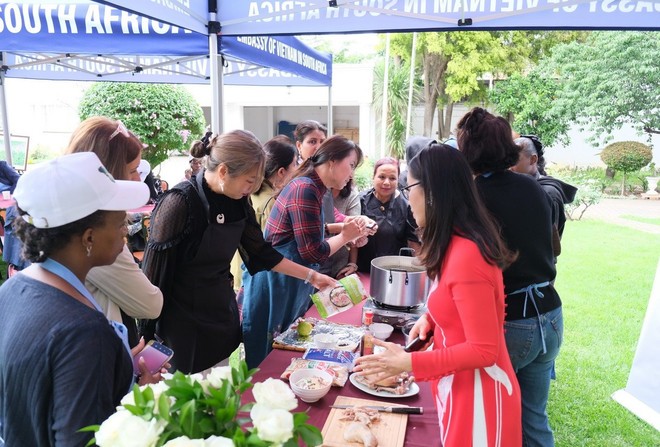 Các thành viên hào hứng với phần giới thiệu về nấu phở gà. (Ảnh: Hồng Minh/TTXVN) Các thành viên hào hứng với phần giới thiệu về nấu phở gà. (Ảnh: Hồng Minh/TTXVN)