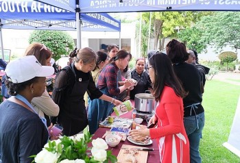 khach quoc te tai nam phi trai nghiem nau mon an viet nam