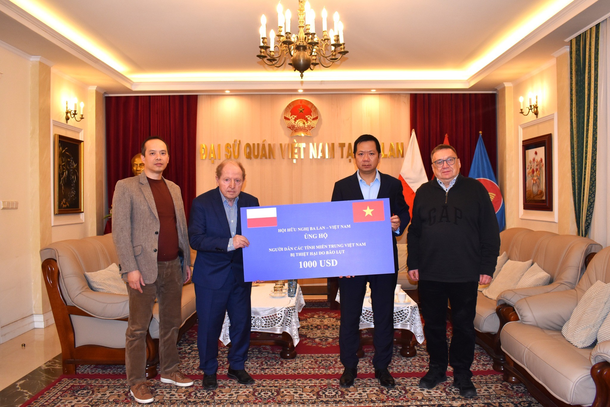 Đại sứ Việt Nam tại Ba Lan Hà Hoàng Hải tiếp nhận số tiền ủng hộ đồng bào vùng thiên tai từ Giáo sư Tadeusz Iwinski, Chủ tịch Hội hữu nghị Ba Lan - Việt Nam. (Ảnh: Đại sứ quán Việt Nam tại Ba Lan) Đại sứ Việt Nam tại Ba Lan Hà Hoàng Hải tiếp nhận số tiền ủng hộ đồng bào vùng thiên tai từ Giáo sư Tadeusz Iwinski, Chủ tịch Hội hữu nghị Ba Lan - Việt Nam. (Ảnh: Đại sứ quán Việt Nam tại Ba Lan)