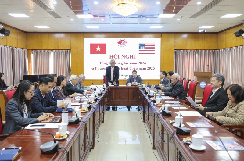 Đại sứ Phạm Quang Vinh, Chủ tịch Hội Việt - Mỹ phát biểu khai mạc. (Ảnh: Đinh Hòa) Đại sứ Phạm Quang Vinh, Chủ tịch Hội Việt - Mỹ phát biểu khai mạc. (Ảnh: Đinh Hòa)