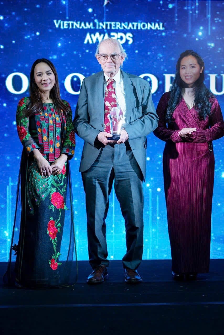 Chủ tịch Hội Hữu nghị Anh – Việt được trao giải tại Vietnam International Awards 2025