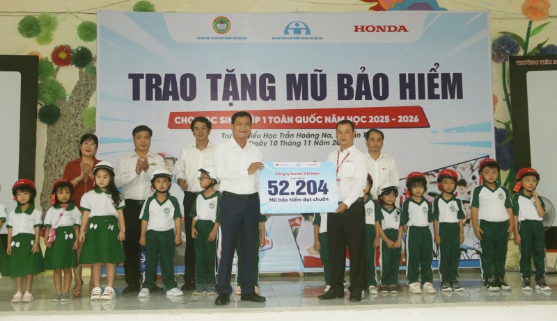 Cần Thơ: Tặng mũ bảo hiểm và tuyên truyền an toàn giao thông cho học sinh tiểu học