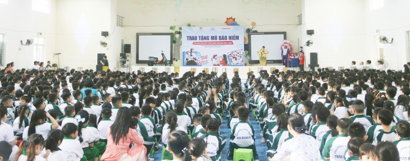 Cần Thơ: Tặng mũ bảo hiểm và tuyên truyền an toàn giao thông cho học sinh tiểu học