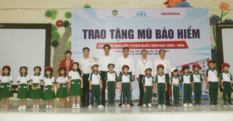 Cần Thơ: Tặng mũ bảo hiểm và tuyên truyền an toàn giao thông cho học sinh tiểu học