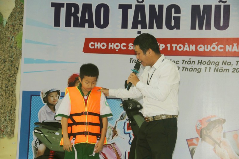 Cần Thơ: Tặng mũ bảo hiểm và tuyên truyền an toàn giao thông cho học sinh tiểu học