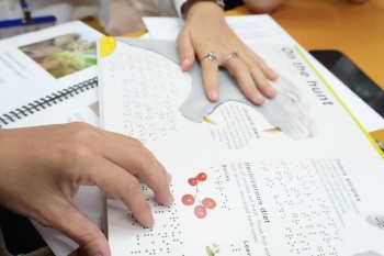 room to read mang tri thuc den gan hon voi tre em co khuyet tat nhin