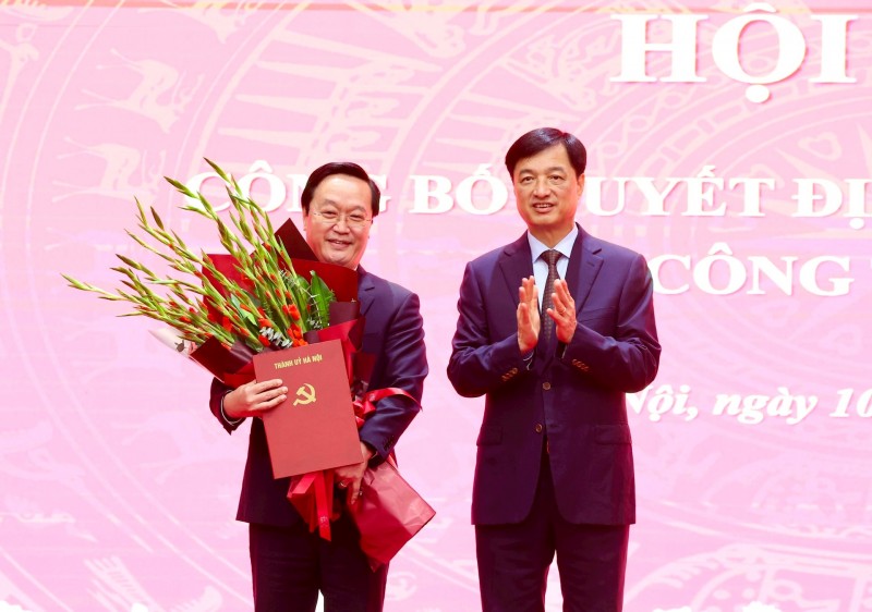 Bí thư Thành ủy Hà Nội Nguyễn Duy Ngọc tặng hoa chúc mừng đồng chí Nguyễn Đức Trung. (Ảnh: T.L)