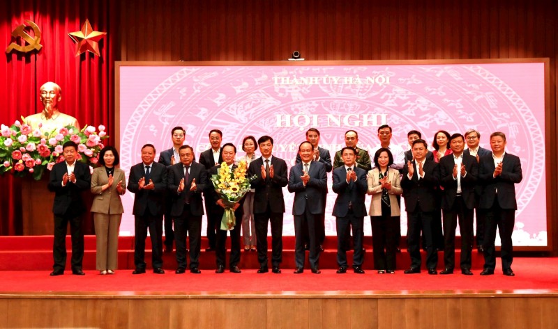 Các đồng chí lãnh đạo Thành phố Hà Nội chúc mừng đồng chí Nguyễn Đức Trung. (Ảnh: T.L)