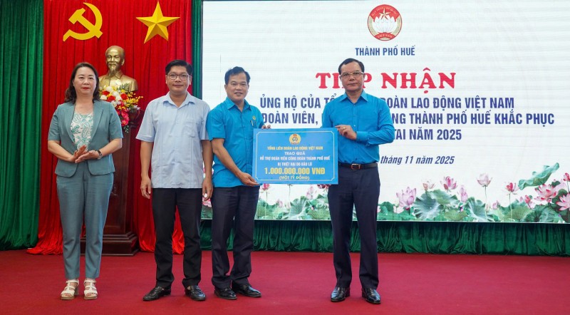 Ông Nguyễn Đình Khang - Chủ tịch Tổng LĐLĐ Việt Nam trao 1 tỉ đồng giúp Huế khắc phục hậu quả bão lũ Ông Nguyễn Đình Khang - Chủ tịch Tổng LĐLĐ Việt Nam trao 1 tỉ đồng giúp Huế khắc phục hậu quả bão lũ