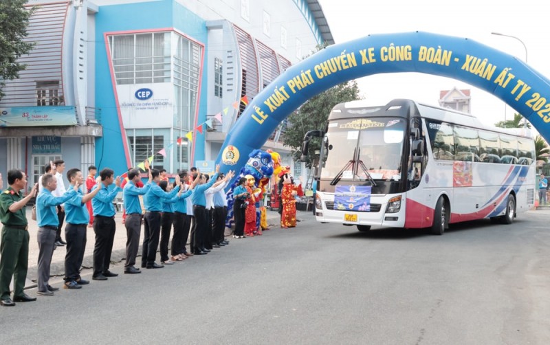 Lãnh đạo tỉnh Bình Dương, Liên đoàn Lao động và Công đoàn các cấp tiễn công nhân về quê đón Tết. (Ảnh: T.L) Lãnh đạo tỉnh Bình Dương, Liên đoàn Lao động và Công đoàn các cấp tiễn công nhân về quê đón Tết. (Ảnh: T.L)
