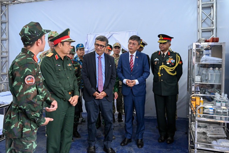 Các đại biểu tham quan thao trường và khu vực bố trí lực lượng tham gia diễn tập. Các đại biểu tham quan thao trường và khu vực bố trí lực lượng tham gia diễn tập.