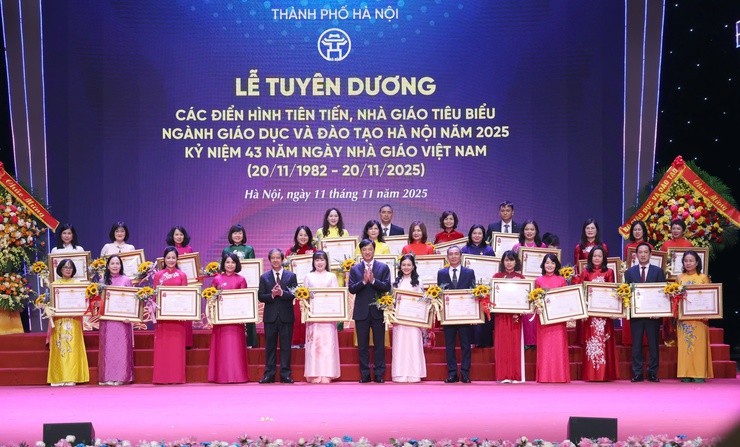 Bí thư Thành ủy Hà Nội Nguyễn Duy Ngọc, Bộ trưởng Bộ Giáo dục và Đào tạo Nguyễn Kim Sơn trao tặng Huân chương Lao động cho các tập thể, cá nhân. (Ảnh: T.L) Bí thư Thành ủy Hà Nội Nguyễn Duy Ngọc, Bộ trưởng Bộ Giáo dục và Đào tạo Nguyễn Kim Sơn trao tặng Huân chương Lao động cho các tập thể, cá nhân. (Ảnh: T.L)