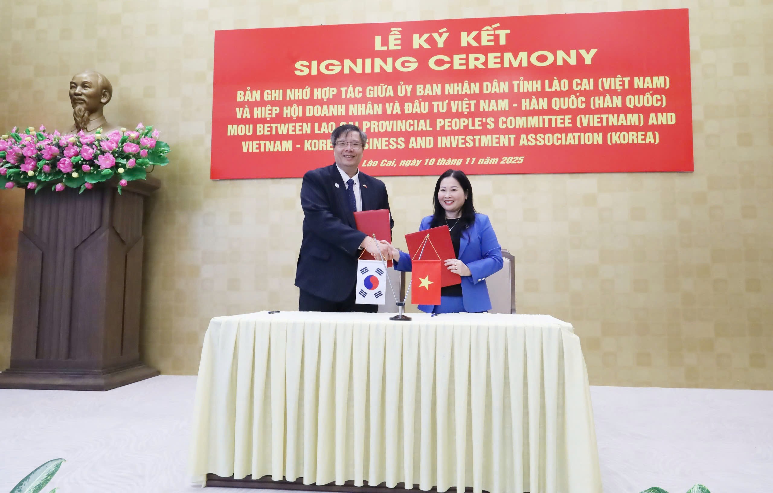 VKBIA trao quà hỗ trợ cho các trường học tại Lào Cai