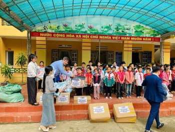 vkbia trao qua ho tro cho cac truong hoc tai lao cai