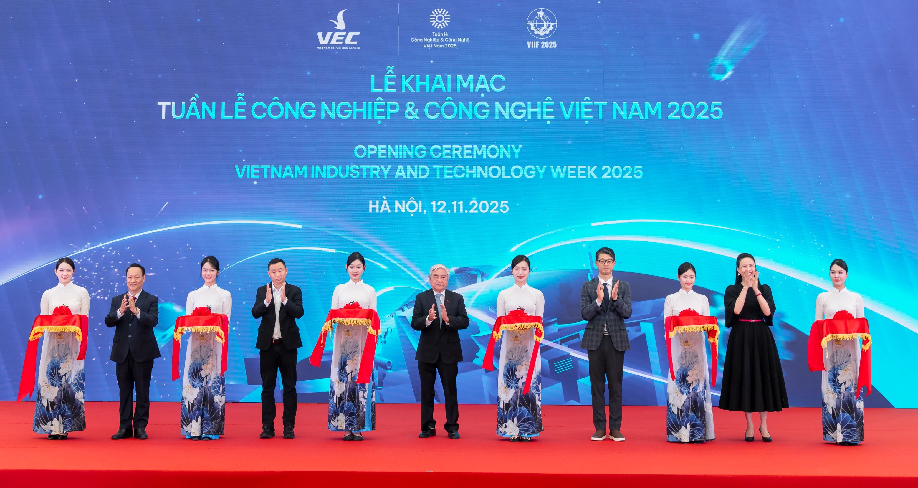 Tuần lễ Công nghiệp và Công nghệ Việt Nam 2025 đã chính thức được khai mạc, trở thành cầu nối quan trọng giữa các doanh nghiệp và hiệp hội ngành nghề, cùng hướng đến mục tiêu phát triển công nghiệp hiện đại, ứng dụng công nghệ cao, vì một Việt Nam phát triển bền vững. Tuần lễ Công nghiệp và Công nghệ Việt Nam 2025 đã chính thức được khai mạc, trở thành cầu nối quan trọng giữa các doanh nghiệp và hiệp hội ngành nghề, cùng hướng đến mục tiêu phát triển công nghiệp hiện đại, ứng dụng công nghệ cao, vì một Việt Nam phát triển bền vững.
