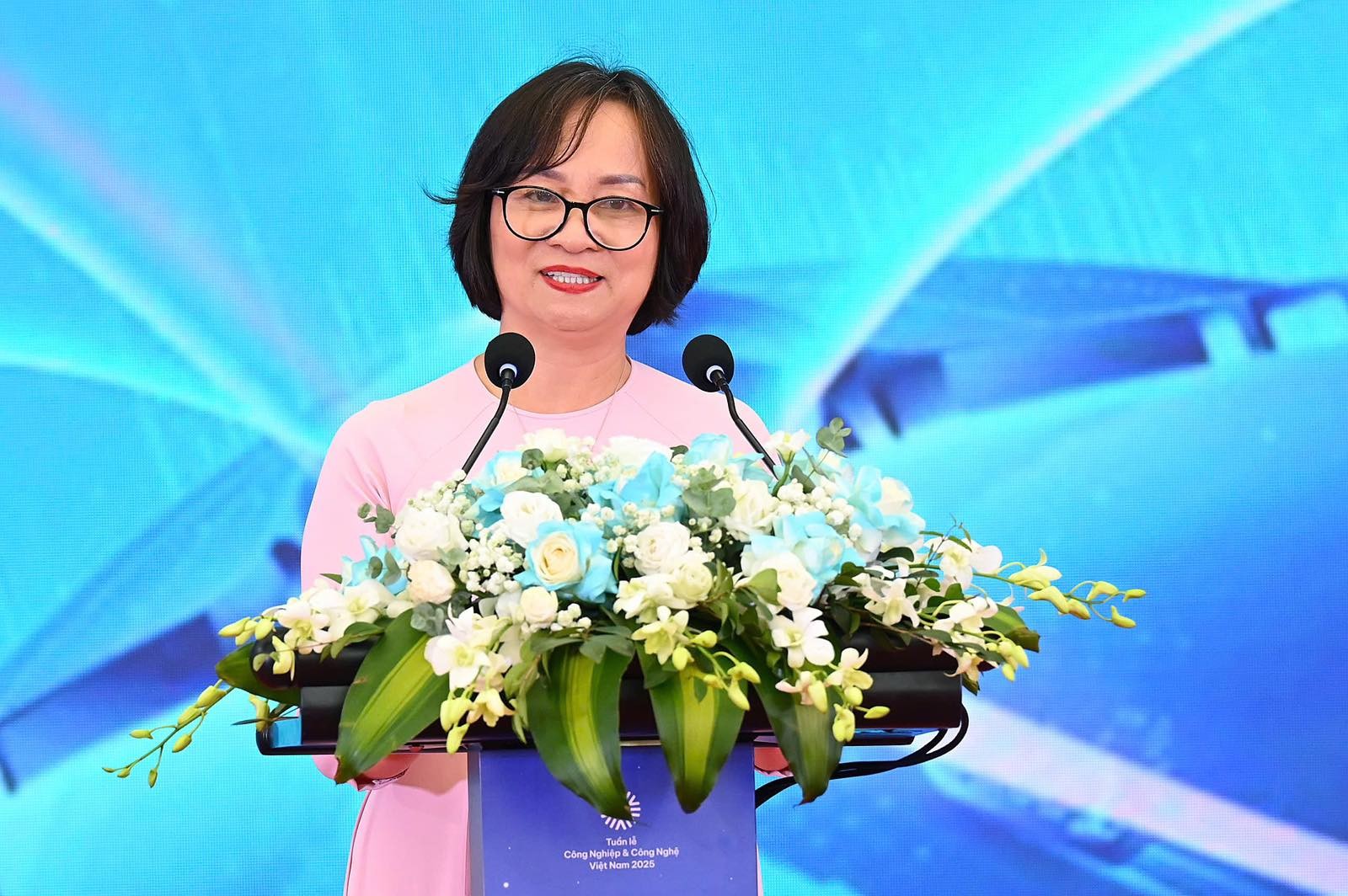 Bà Lý Hoa Liên - Phó Tổng Giám đốc Công ty Cổ phần Trung tâm Hội chợ Triển lãm Việt Nam phát biểu khai mạc Tuần lễ Công nghiệp và Công nghệ Việt Nam 2025 Bà Lý Hoa Liên - Phó Tổng Giám đốc Công ty Cổ phần Trung tâm Hội chợ Triển lãm Việt Nam phát biểu khai mạc Tuần lễ Công nghiệp và Công nghệ Việt Nam 2025