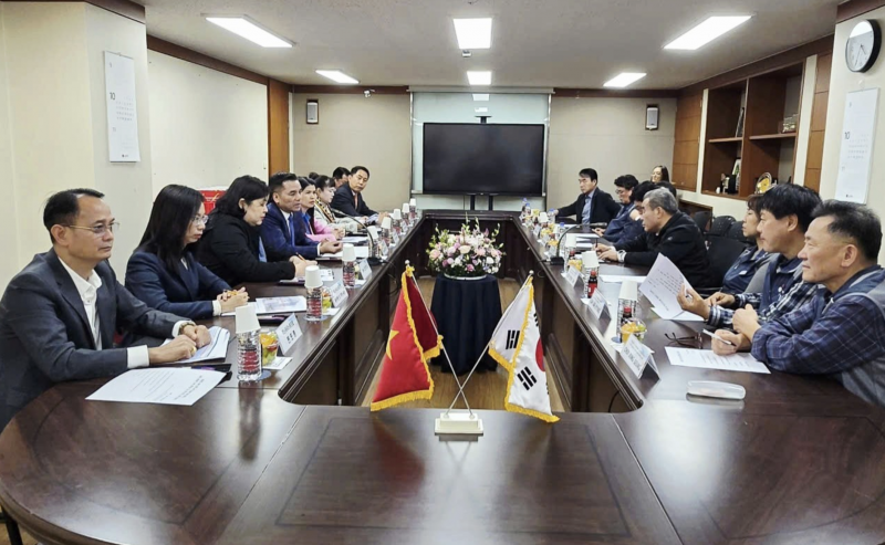 Đoàn đại biểu LĐLĐ thành phố Hà Nội hội đàm với LHCĐ thành phố Seoul. (Ảnh: LĐTĐ) Đoàn đại biểu LĐLĐ thành phố Hà Nội hội đàm với LHCĐ thành phố Seoul. (Ảnh: LĐTĐ)