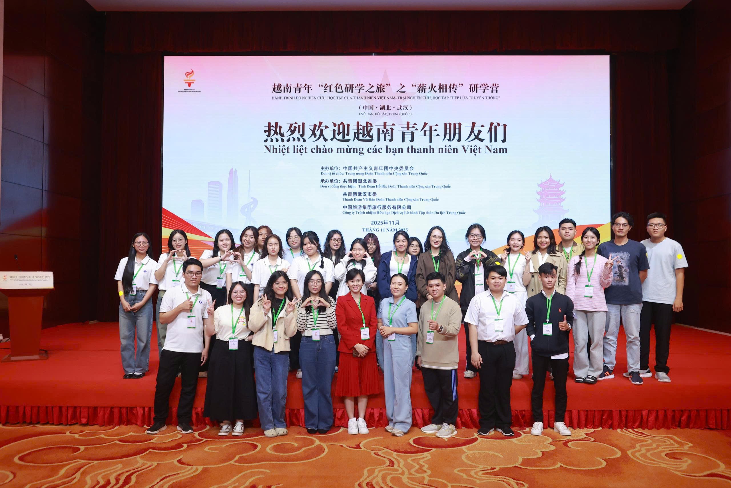 200 đại biểu thanh niên Việt Nam tham gia “Hành trình đỏ nghiên cứu, học tập” tại Trung Quốc