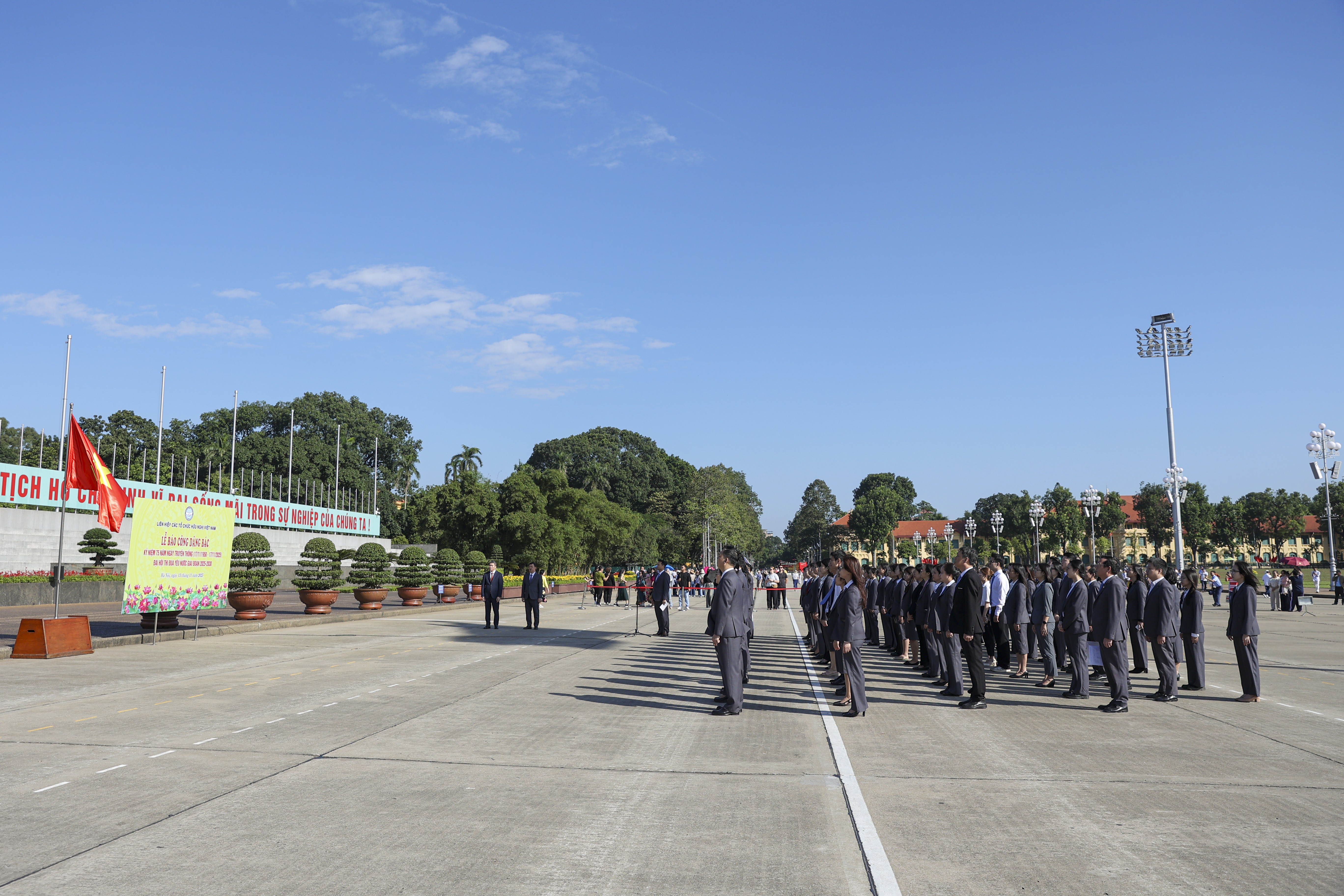 Liên hiệp các tổ chức hữu nghị Việt Nam tri ân Chủ tịch Hồ Chí Minh và báo cáo công tác nhân kỷ niệm 75 năm Ngày truyền thống