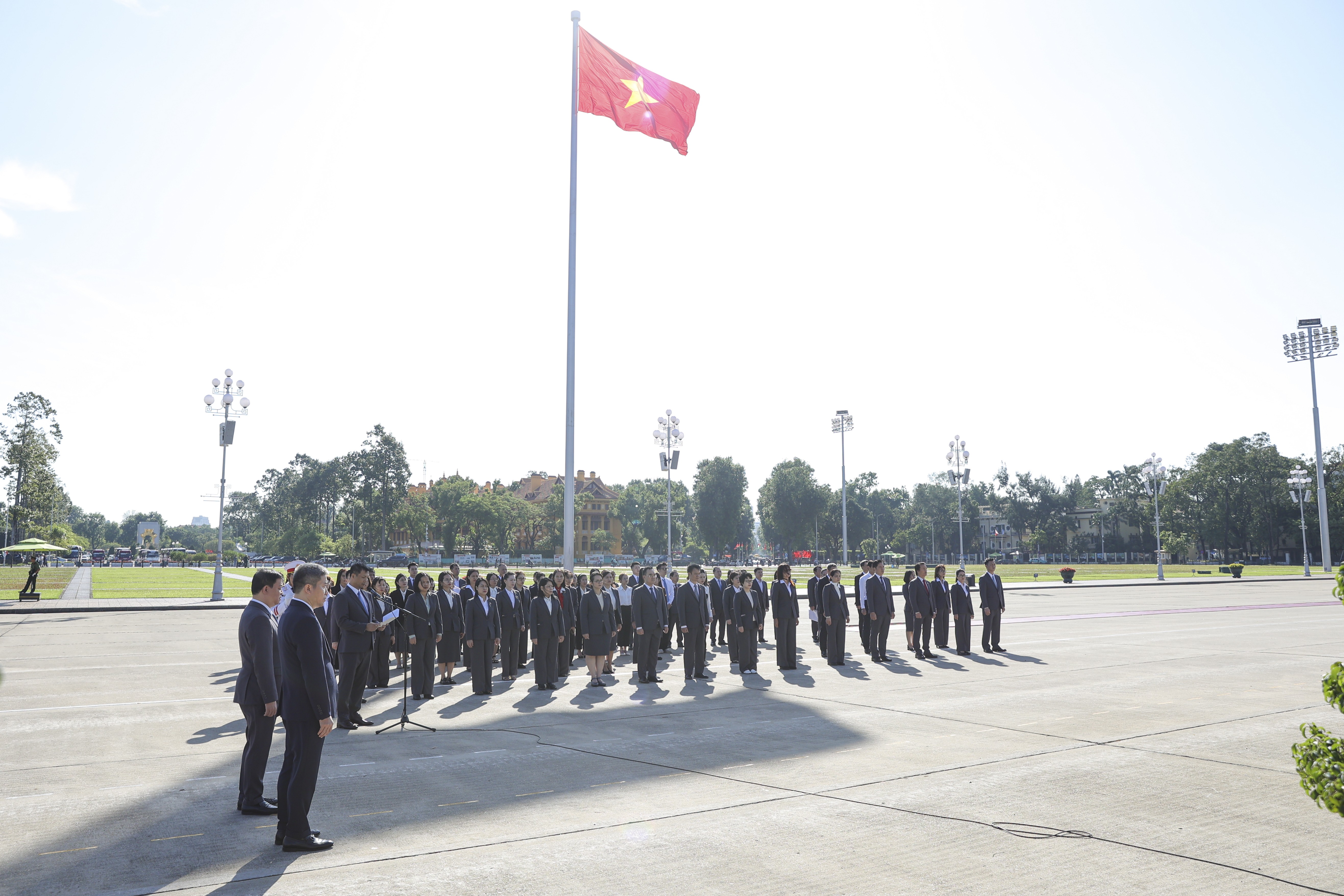 Liên hiệp các tổ chức hữu nghị Việt Nam tri ân Chủ tịch Hồ Chí Minh và báo cáo công tác nhân kỷ niệm 75 năm Ngày truyền thống