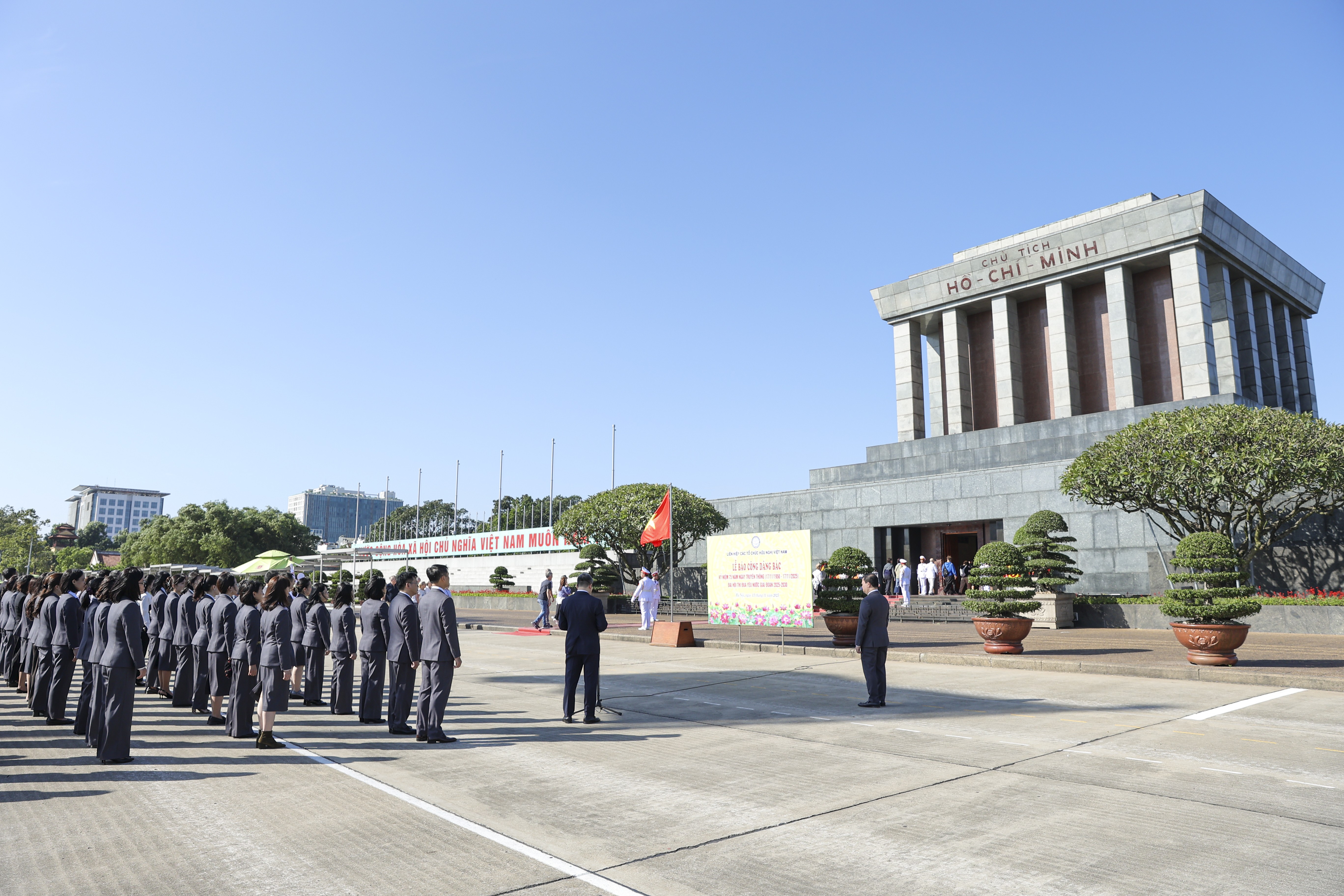 Liên hiệp các tổ chức hữu nghị Việt Nam tri ân Chủ tịch Hồ Chí Minh và báo cáo công tác nhân kỷ niệm 75 năm Ngày truyền thống
