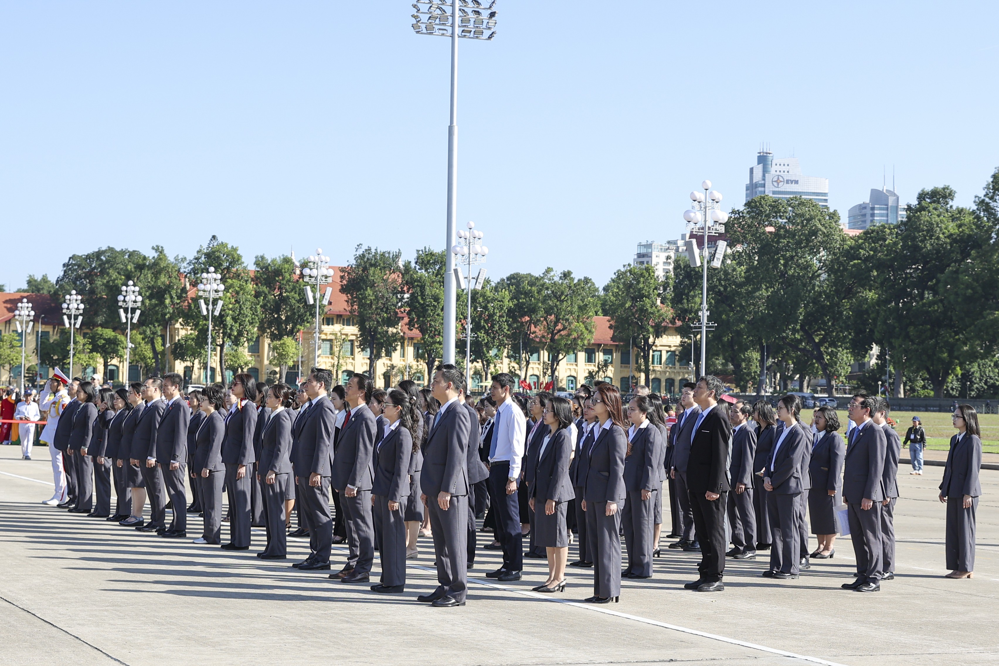 Liên hiệp các tổ chức hữu nghị Việt Nam tri ân Chủ tịch Hồ Chí Minh và báo cáo công tác nhân kỷ niệm 75 năm Ngày truyền thống