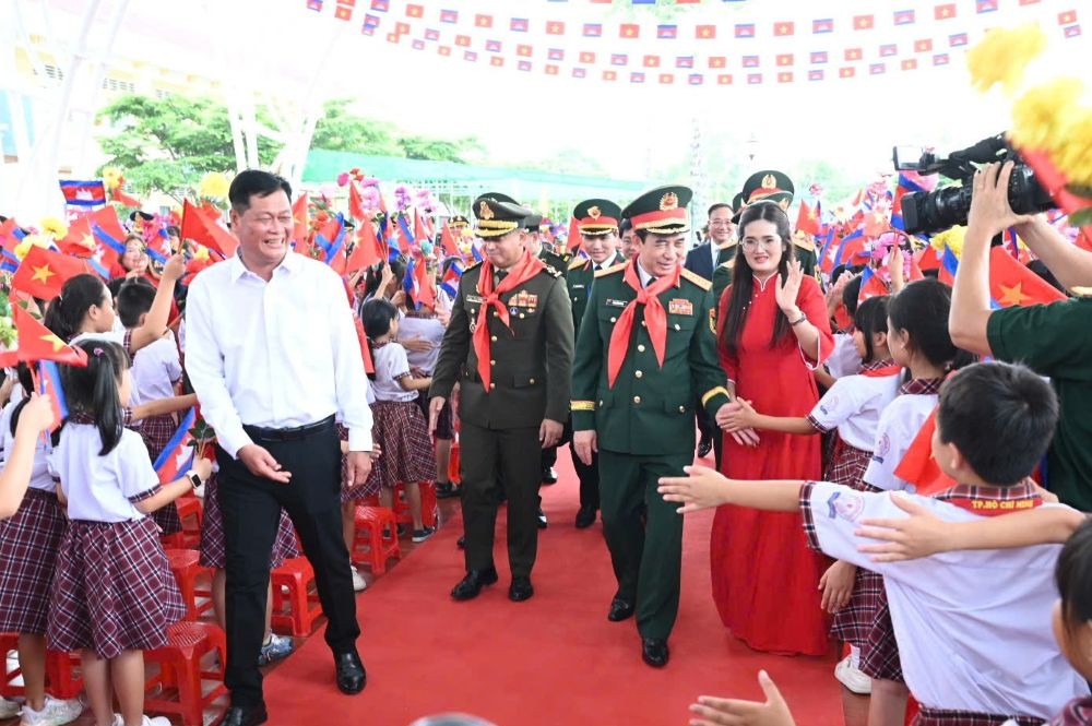 Đại tướng Phan Văn Giang và Đại tướng Tea Seiha cùng các đại biểu thăm Trường Tiểu học Bến Cầu. (Ảnh: Cổng TTĐT Bộ Quốc phòng)