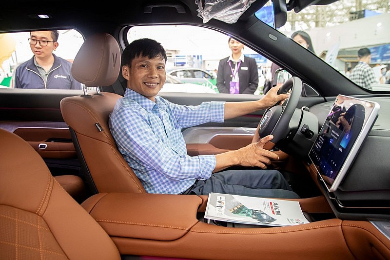 VinFast chinh phục người tham dự Tuần lễ Công nghiệp và Công nghệ Việt Nam 2025 bằng dải sản phẩm xe điện ấn tượng