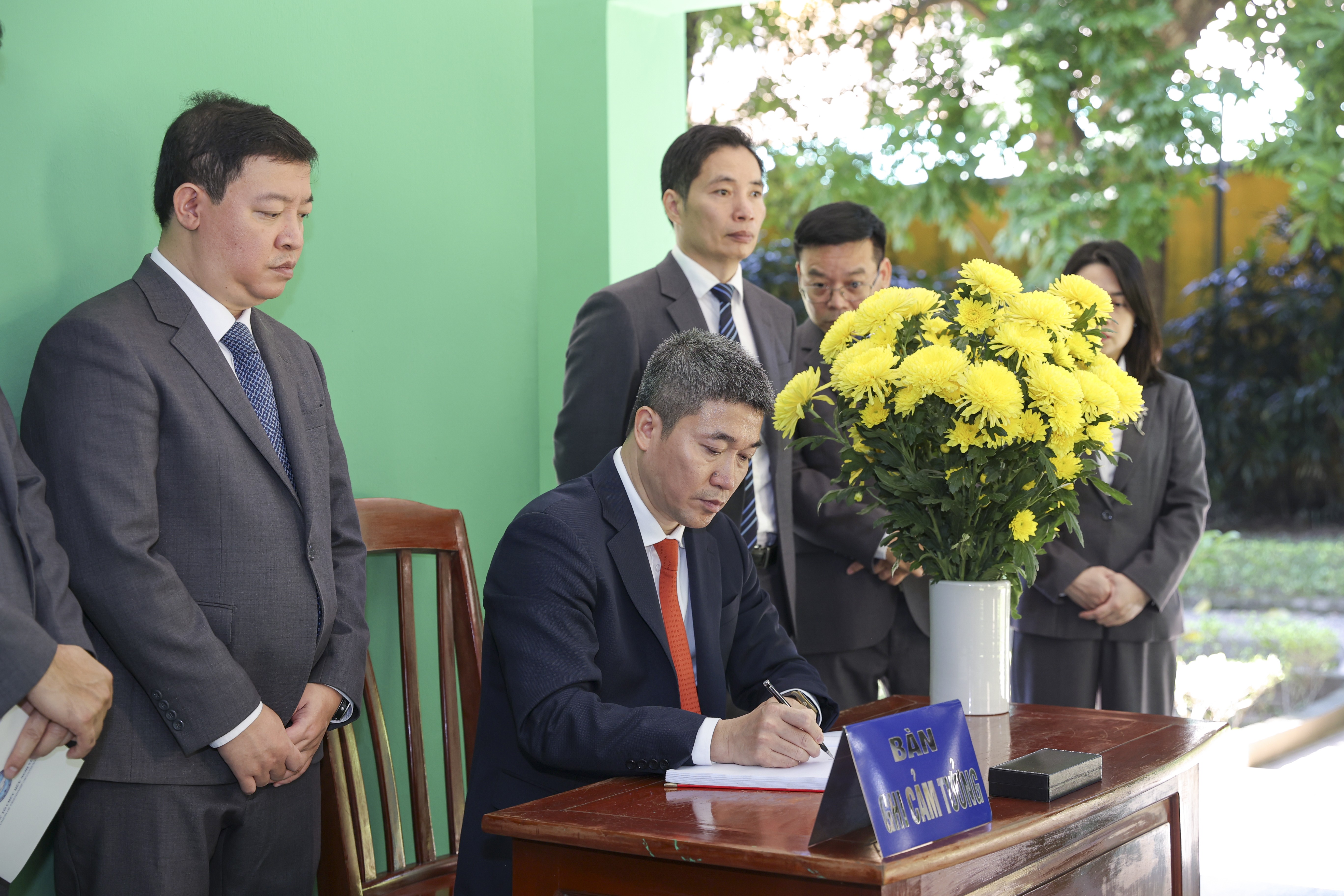 Liên hiệp các tổ chức hữu nghị Việt Nam tri ân Chủ tịch Hồ Chí Minh và báo cáo công tác nhân kỷ niệm 75 năm Ngày truyền thống