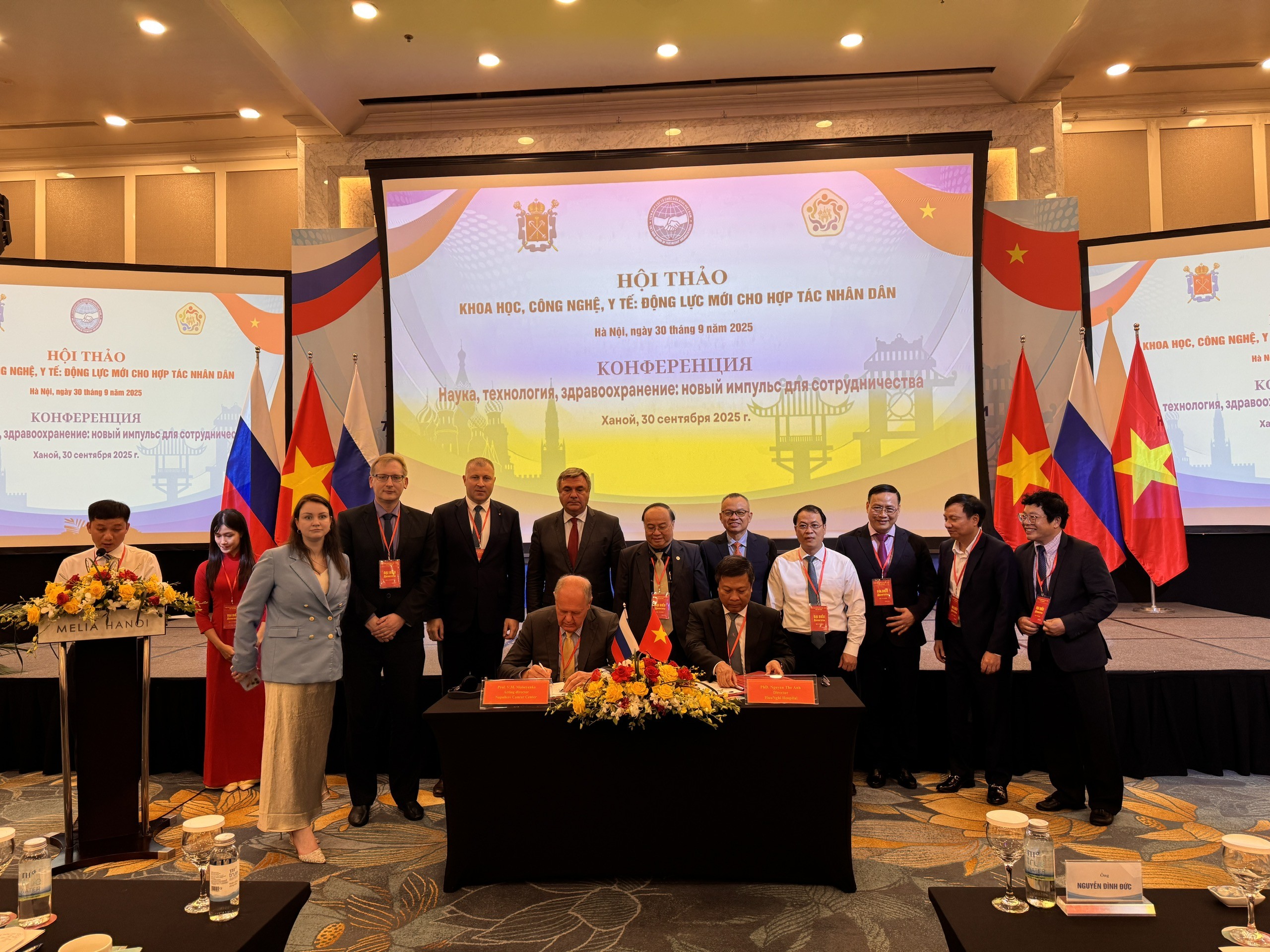 Hội thảo về khoa học, công nghệ trong Diễn đàn nhân dân Việt- Nga. Tại đây Trung tâm nghiên cứu ung thư đã ký Ghi nhớ hợp tác với Bệnh viện Hữu nghị. Hội thảo về khoa học, công nghệ trong Diễn đàn nhân dân Việt- Nga. Tại đây Trung tâm nghiên cứu ung thư đã ký Ghi nhớ hợp tác với Bệnh viện Hữu nghị.