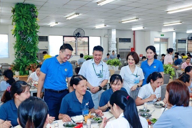 Công nhân vui vẻ khi được thụ hưởng Bữa cơm công đoàn 2025: Chăm lo thiết thực, gắn kết người lao động