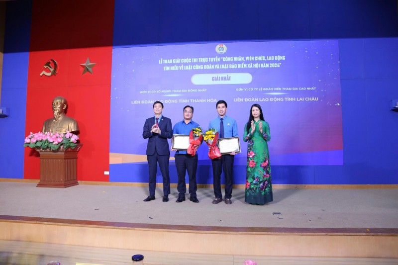 Phó Chủ tịch Tổng Liên đoàn Lao động Việt Nam Ngọ Duy Hiểu và bà Trần Lan Phương - Phó Chủ tịch Thường trực Trung ương Hội Liên hiệp phụ nữ Việt Nam, trao chứng nhận cho hai đơn vị đoạt Giải Nhất khối tập thể. (Ảnh: T.L) Phó Chủ tịch Tổng Liên đoàn Lao động Việt Nam Ngọ Duy Hiểu và bà Trần Lan Phương - Phó Chủ tịch Thường trực Trung ương Hội Liên hiệp phụ nữ Việt Nam, trao chứng nhận cho hai đơn vị đoạt Giải Nhất khối tập thể. (Ảnh: T.L)