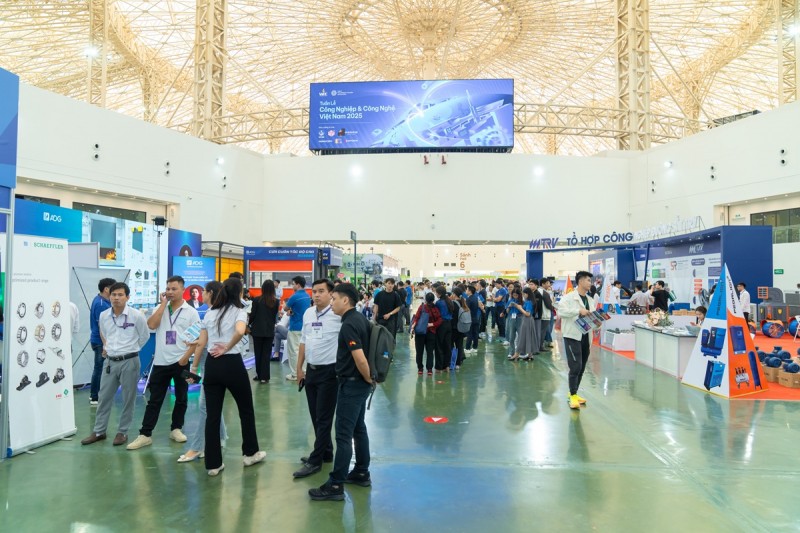 Các gian hàng VIIF thu hút rất đông doanh nghiệp và du khách tham quan Các gian hàng VIIF thu hút rất đông doanh nghiệp và du khách tham quan