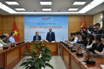 tuan le quang ba pho tai chau au