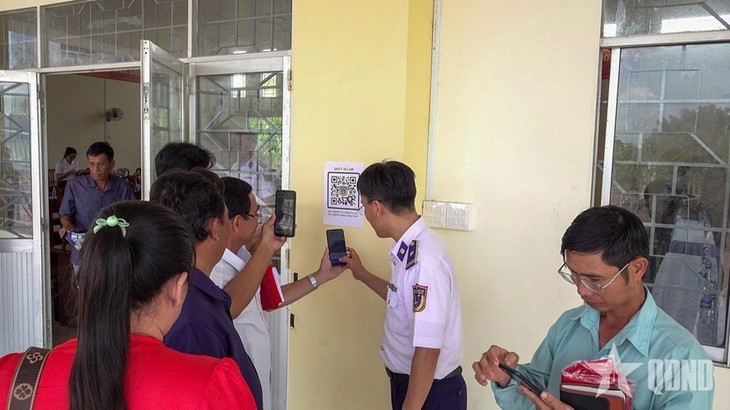 Cán bộ Hải đoàn 42 cấp phát mã QR Ứng dụng mã QR hỗ trợ ngư dân phòng, chống khai thác IUU