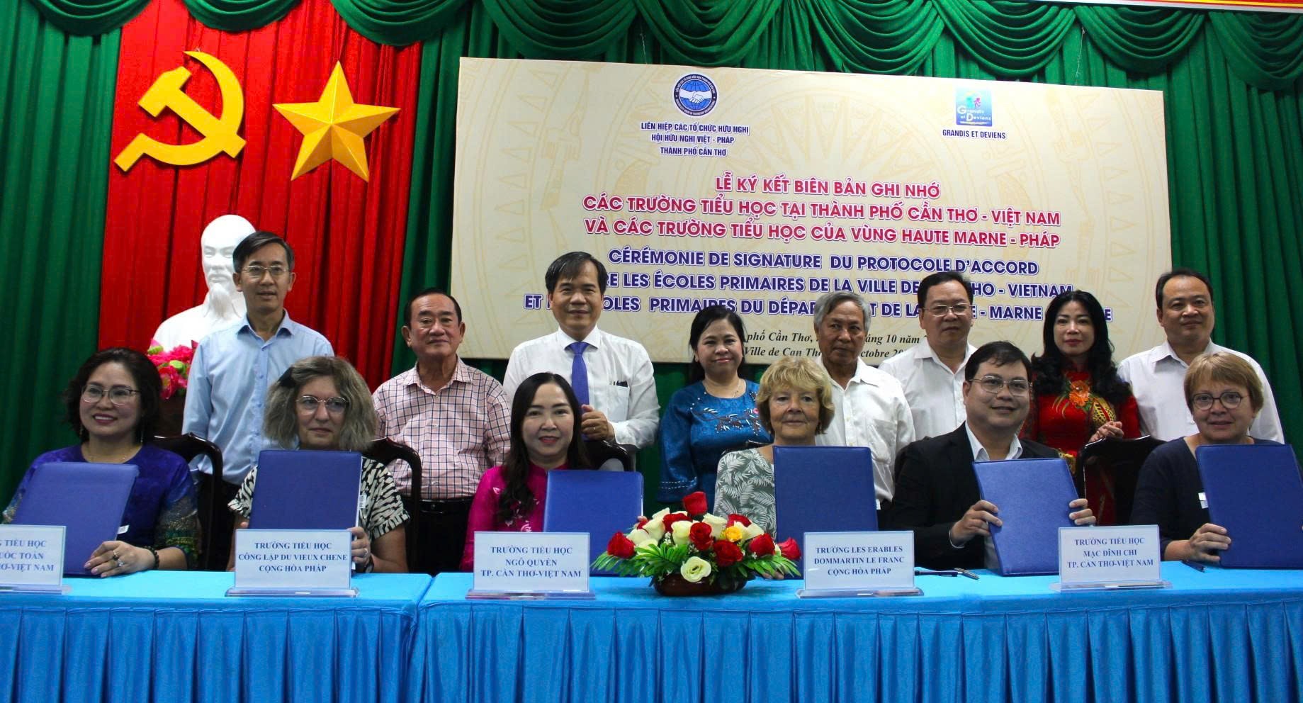 Đại diện các trường tiểu học Cần Thơ ký kết hợp tác với các trường tiểu học Pháp. (Ảnh: HV) Đại diện các trường tiểu học Cần Thơ ký kết hợp tác với các trường tiểu học Pháp. (Ảnh: HV)